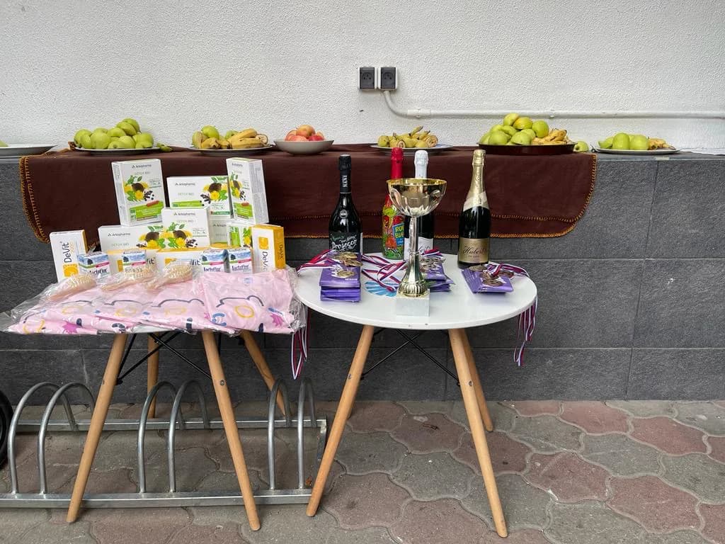 Pohár a ceny pre účastníkov futbalového turnaja