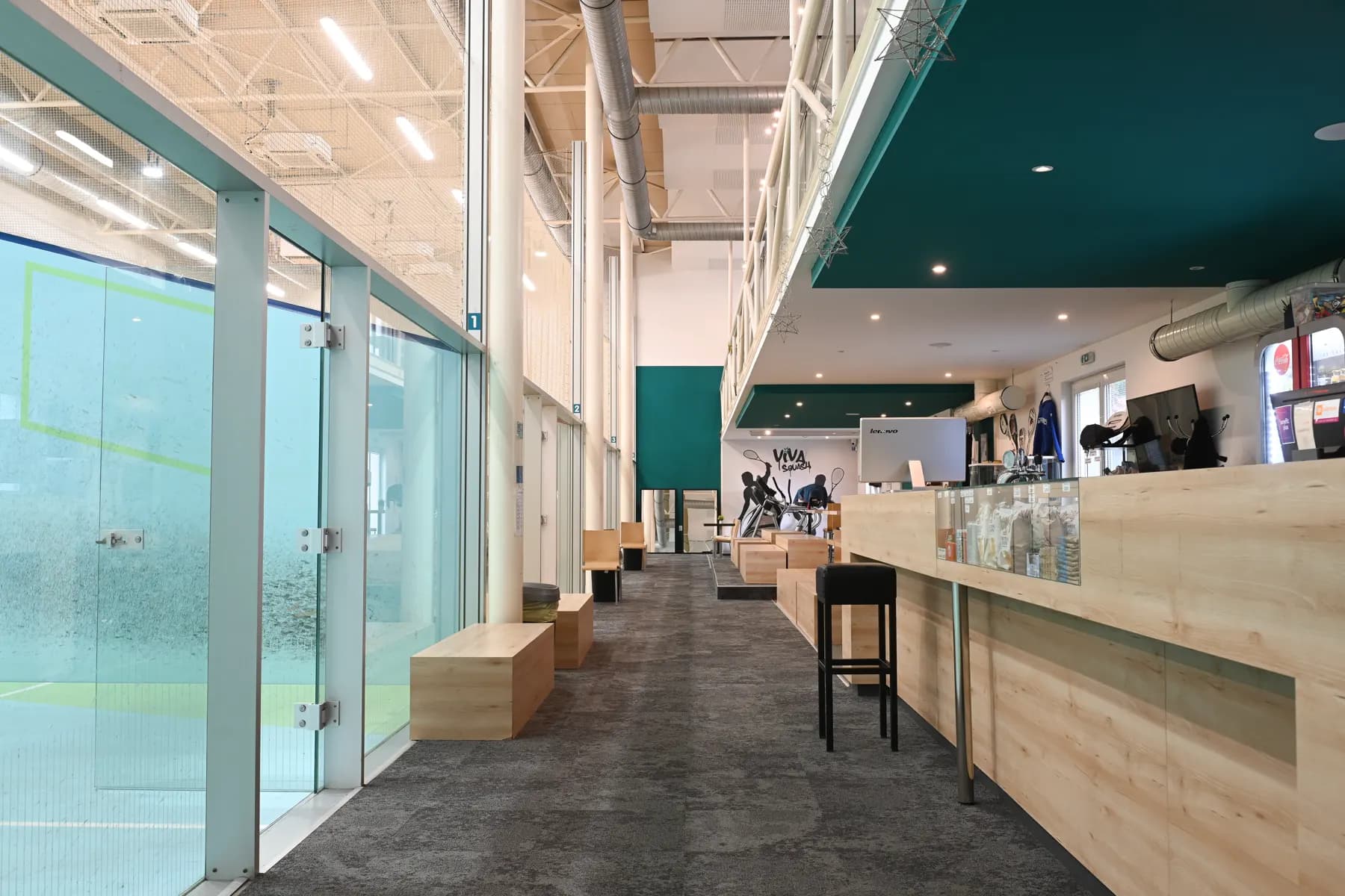 Pohľad na squashové kurty a recepciu Sport Centra Pionierska